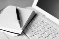 Laptop mit Notizblock